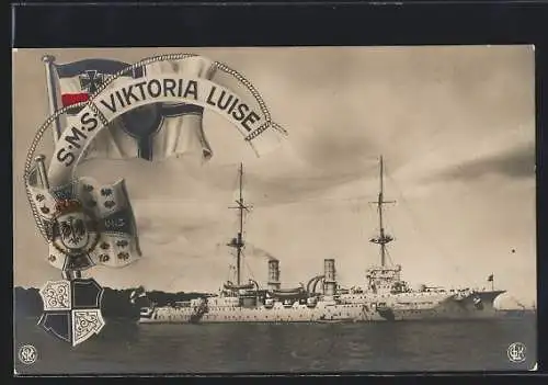 AK Kriegsschiff S.M.S. Viktoria Luise nebst einem Beiboot nahe der Küste treibend, Reichskriegsflagge