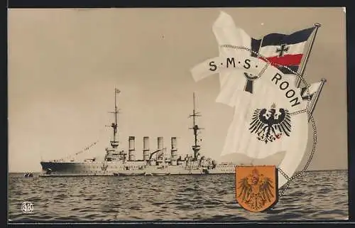 AK Kriegsschiff S.M.S. Roon gegen die offene See vor Anker liegend, Reichskriegsflagge