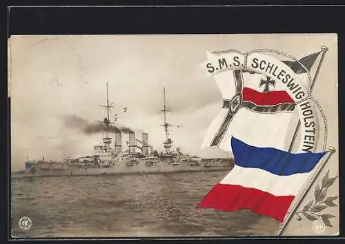 AK Kriegsschiff S.M.S. Schleswig Holstein im schnellen Tempo entlang der Küste fahrend, Reichskriegsflagge
