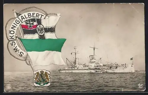 AK Kriegsschiff S.M.S. König Albert mit einem Beiboot auf dem Wasser treibend, in der Ferne die Küste