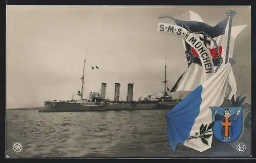 AK Kriegsschiff S.M.S. München mit ausgeworfenem Anker vor der Küste liegend, Reichskriegsflagge