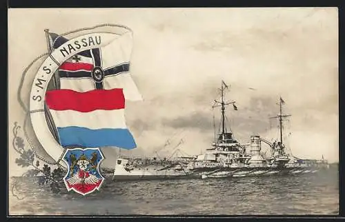 AK Kriegsschiff S.M.S. Nassau in langsamem Tempo vor der Küste manövrierend, Reichskriegsflagge