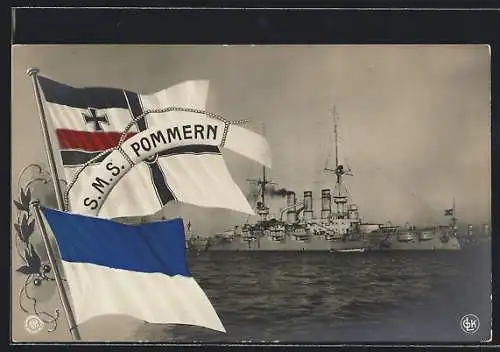 AK Kriegsschiff S.M.S. Pommern in leichtem Tempo bei einem Manöver mit einem weiteren Kriegsschiff, Reichskriegsflagge