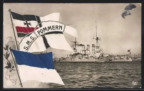 AK Kriegsschiff S.M.S. Pommern in leichtem Tempo neben einem weiteren Kriegsschiff, Reichskriegsflagge