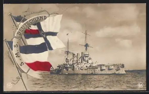 AK Kriegsschiff S.M.S. Deutschland, mit leicht rauchendem Schlot auf den Wellen treibend, Reichskriegsflagge