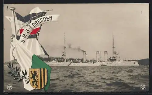 AK Kriegsschiff S.M.S. Dresden mit langsamer Geschwindigkeit entlang der Küste fahrend, Reichskriegsflagge