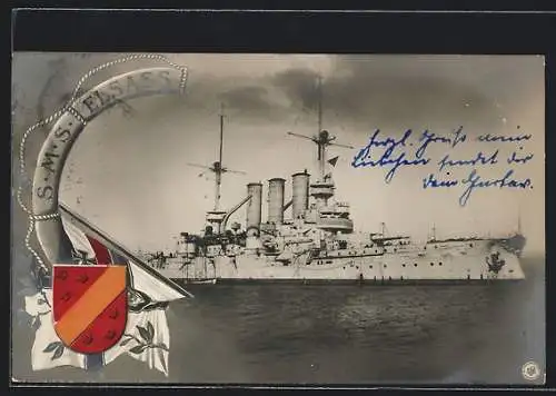 AK Kriegsschiff S.M.S. Elsass mit einem kleinen Beiboot auf dem Wasser treibend, Reichskriegsflagge