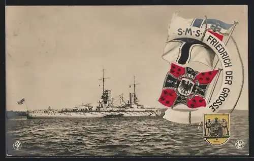 AK Kriegsschiff S.M.S. Friedrich der Grosse mit eingeklappten Torpedonetzen nahe der Küste, Reichskriegsflagge