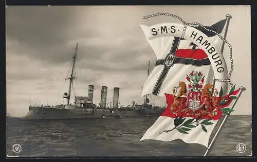 AK Kriegsschiff S.M.S. Hamburg nebst Beibooten auf dem Meer treibend, Reichskriegsflagge