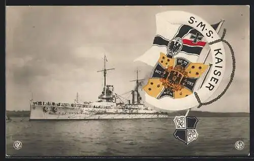 AK Kriegsschiff S.M.S. Kaiser vor der Küste liegend, die Besatzung an der Reling, Reichskriegsflagge