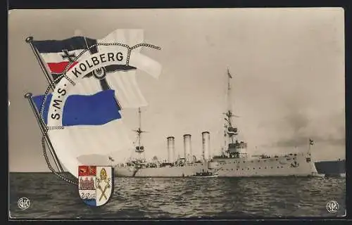 AK Kriegsschiff S.M.S. Kolberg neben einem Beiboot auf dem Wasser treibend, Reichskriegsflagge