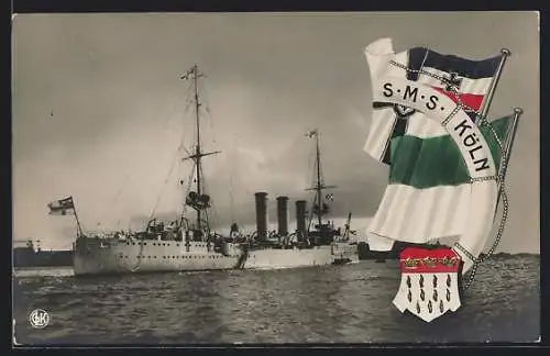 AK Kriegsschiff S.M.S. Köln nahe einer Ortschaft vor Anker liegend, Reichskriegsflagge