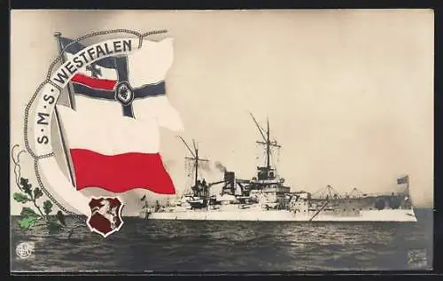 AK Kriegsschiff S.M.S. Westfalen mit Besatzungsmitgliedern an Deck auf dem Meer unterwegs, Reichskriegsflagge