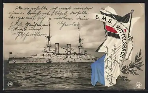 AK Kriegsschiff S.M.S. Wittelsbach vor der Küste liegend, Besatzungsmitgleider auf einem Beiboot, Reichskriegsflagge