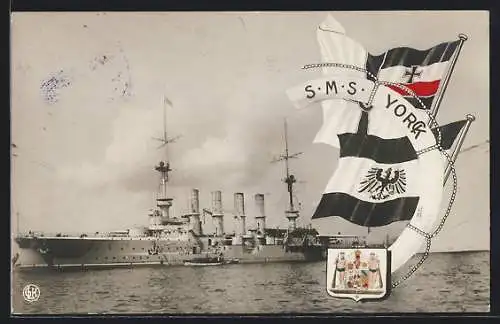 AK Kriegsschiff S.M.S. Yorck neben einem Versorgungsbeiboot auf dem Wasser, Reichskriegsflagge