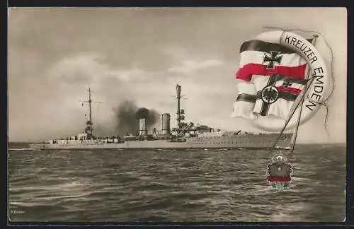 AK Kreuzer Emden in hoher Geschwindigkeit in Entfernung zur Küste durch das Meer schneidend, Reichskriegsflagge