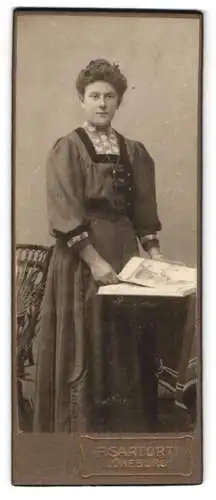Fotografie F. Sartorti, Lüneburg, Hübsche Frau in elegantem Kleid