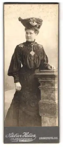 Fotografie Atelier Helios von A. Lehmann, Berlin, Oranienstrasse 155, Dame in elegantem Kleid mit Hut