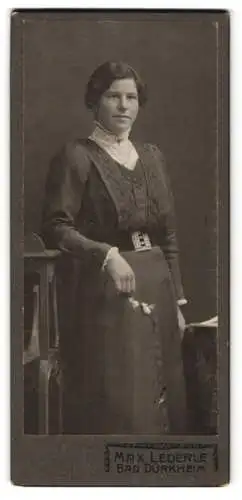Fotografie Max Lederle, Bad Dürkheim, Elegante Dame in besticktem Kleid