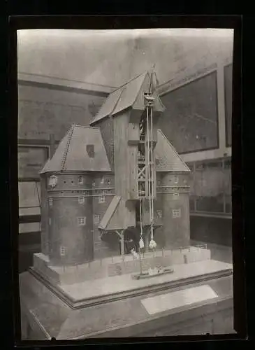 Fotografie W. Apel, Berlin, Ansicht München, Deutsches Museum, Modell des Krantors in Danzig