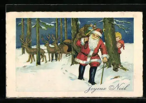AK Weihnachtsmann wird von Kindern im schneebedeckten Wald beobachtet