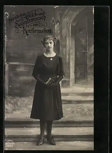 AK Junge Dame im schwarzen Kleid bei ihrer Konfirmation