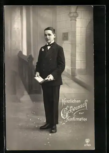 AK Junger Bursche im schwarzen Anzug mit Bibel zur Konfirmation