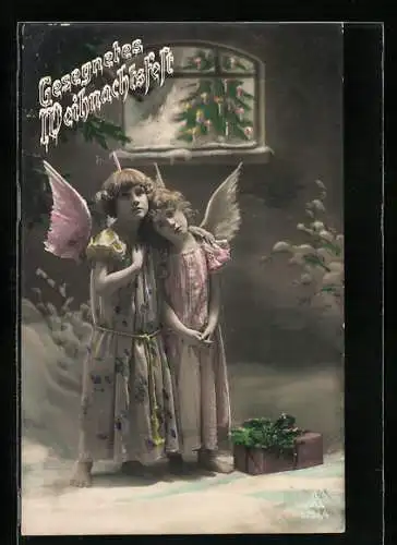 AK Weihnachtsengel stehen Arm im Arm neben einem Geschenk