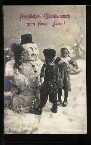 AK Kinder stehen herausfordernd vor einem Schneemann