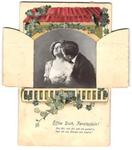 Mechanische-AK Ein Mann liebkost seine Frau, Ansicht hinter den blumenverzierten Fensterläden