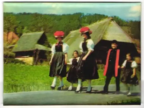 3D-AK Zwei Frauen mit Kindern in Tracht vor strohgedeckten Häusern