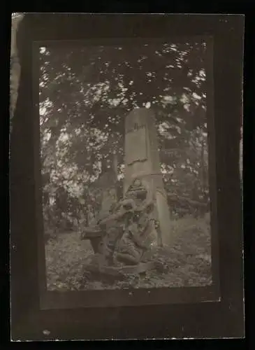Fotografie W. Apel, Berlin, Ansicht Altgolssen, künstlerisch gestalteter Grabstein auf dem Friedhof