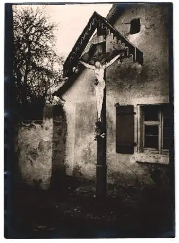 Fotografie W. Apel, Berlin, Ansicht Arberg, Flurkreuz mit Totenschädel & anderen Verzierungen vor einem Wohnhaus