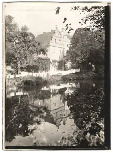 Fotografie W. Apel, Berlin, Ansicht Sonnewalde, Schloss spiegelt sich im Teich des Schlosspark's