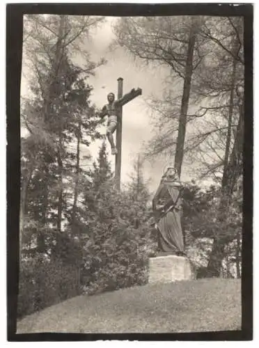 Fotografie W. Apel, Berlin, Ansicht Tölz, Kalvarienberg mit Kreuzigungs-Szene