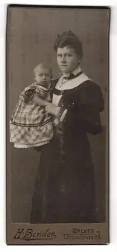 Fotografie H. Bender, Bremen, Lützowerstr. 65, Junge Mutter mit Baby im karierten Rüschenkleid auf dem Arm