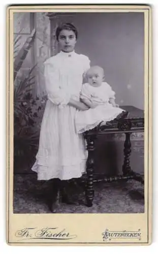 Fotografie Friedrich Fischer, Lauterecken, Mädchen in weissem Kleid mit kleiner Schwester