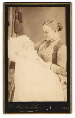 Fotografie H. Reuther & Co, Metz, Steinweg 4, Lächelnde Mutter mit Baby in langem Rüschenkleid