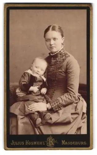 Fotografie Julius Kosmehl, Magdeburg, Alte Ulrichsstr. 2-3, Hübsche Mutter in tailliertem Kleid mit blondem Kleinkind