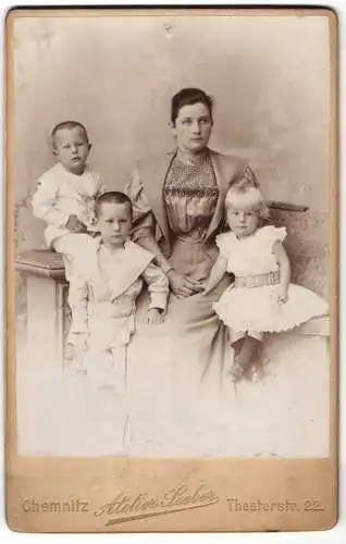 Fotografie Atelier Seeber, Chemnitz, Theaterstr. 22, Hübsche Mutter in tailliertem Kleid mit blonder Tochter u. Söhnen