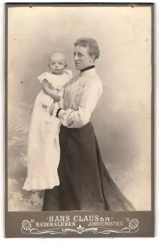 Fotografie Hans Clausen, Hadersleben, Jungfernstieg, Junge Mutter mit süssem Kleinkind in weissem Taufkleid