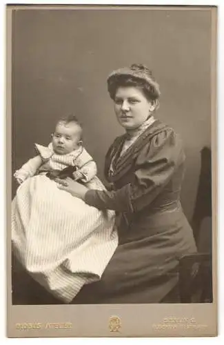 Fotografie Globus Atelier, Berlin, Rosenthaler Str. 27-31, Junge Mutter hält schläfriges Baby mit zerzaustem Haar