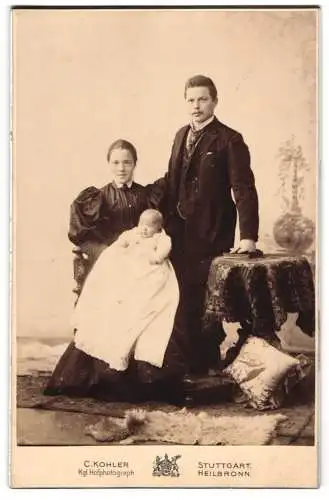 Fotografie C. Kohler, Stuttgart, Friedrichstr. 32, Glückliche junge Eltern mit Baby in weissem Taufkleid