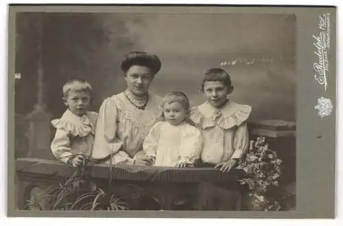 Fotografie E. Rudolph, Hof i. B., Aldstadt-Lorenzstr. 3, Glückliche Mutter mit drei Söhnen in Rüschenhemden