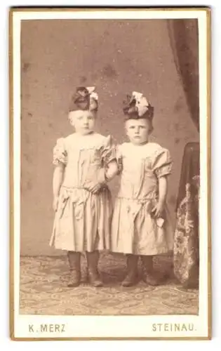 Fotografie K. Merz, Steinau, zwei niedliche Kinder in Kostümen mit Narrenkappe zum Fasching