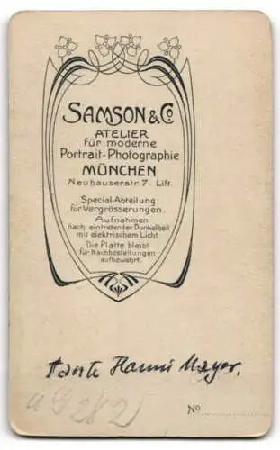 Fotografie Samson & Co., München, junge Frau Hanni Mayer als Zigeunerin mit Tamburin zum Fasching