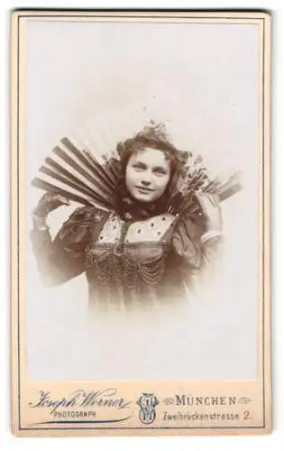 Fotografie Joseph Werner, München, junge Frau im Kostüm mit aufgeschlagenem Fächer als Halskragen zum Fasching