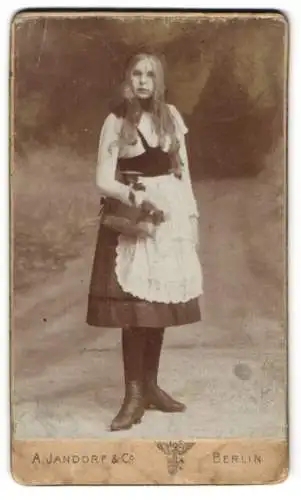 Fotografie A. Jandorf & Co., Berlin, Mädchen als Rotkäppchen im Kostüm mit Körbchen, Fasching