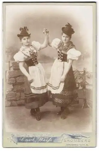 Fotografie Carl Weiss, Bromberg, zwei junge Damen in Tracht vereint im Tanz, Fasching