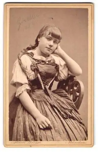 Fotografie Franz Werner, München, Schwanthaler-Str. 1, junge Frau im Trachtenkleid mit langem geflochtenem Zopf